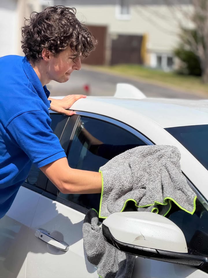 Detailer professionnel au travail